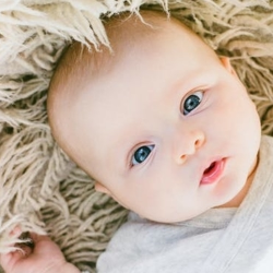 Si Kecil Terus-Menerus Sendawa, Apa Penyebabnya, ya?