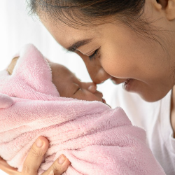 Kulit Bayi Baru Lahir Masih Sensitif, Ini Cara Tepat Merawatnya