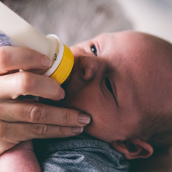 Si Kecil Alergi Susu atau Intoleransi Laktosa? Kenali Perbedaannya