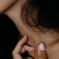 Jangan Keliru, Inilah Perbedaan Gejala Hipertiroid dan Hipotiroid!