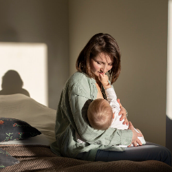 Perlukah Membangunkan Bayi Saat Tidur Untuk Menyusu?