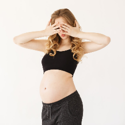 Persalinan Normal pada Ibu Hamil Bermata Minus Menyebabkan Kebutaan?