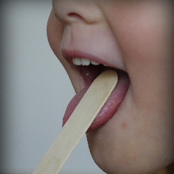 Pertolongan Pertama jika Lidah si Kecil Terbakar