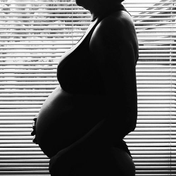 Begini Cara Mengatasi Perut Gatal Saat Hamil