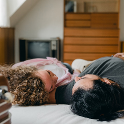 6 Posisi Seks Bagi yang Lagi Malas