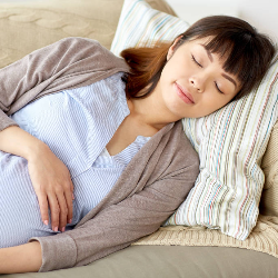 Posisi Tidur yang Aman untuk Ibu Hamil, dan juga Nyaman!