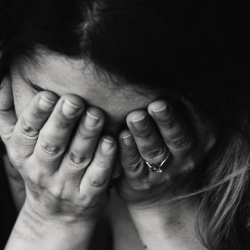 Begini Cara Menghadapi Sahabat yang Putus Cinta!