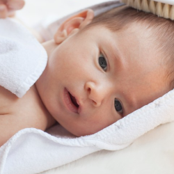 Rambut Si Kecil Tipis? Begini Cara Melebatkan Rambut Bayi!