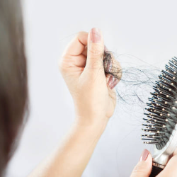Duh, Kok Rambut Jadi Rontok Ya Selama Menyusui?