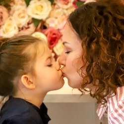 Sampai Usia Berapa Boleh Mencium Bibir Anak?