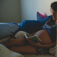 Seperti Apa Tempat Tidur Terbaik untuk Ibu Hamil Muda dan Hamil Tua?