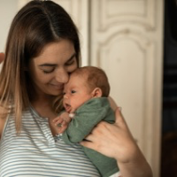 Sering Digendong Bikin Bayi Bau Tangan, Mitos atau Fakta?