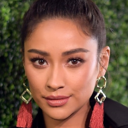 Ini Cara Shay Mitchell Berbicara tentang Keguguran yang Dialaminya!