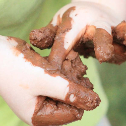 Si Kecil Suka Bermain Lumpur? Lakukan Ini untuk Jaga Kesehatannya