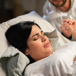 Sudah Pembukaan Lengkap, Tapi Tak Boleh Mengejan? Karena Ini Alasannya