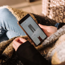 Mums Suka Main HP di Toilet? Ternyata Risikonya Banyak!