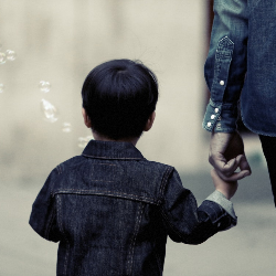 Anak Terlalu Dikendalikan Orang Tua, Ini Dampaknya!