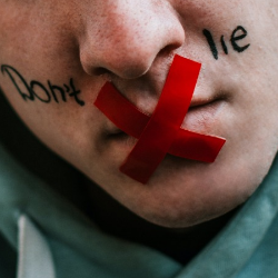 Ini 4 Tanda Kamu Membohongi Diri Sendiri