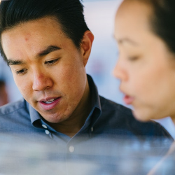 Tiba-tiba Perhatian? Kenali Tanda Teman Kerja Naksir Kamu!