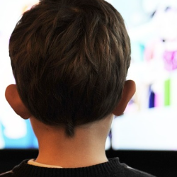 Tayangan Kekerasan di TV Menyebabkan Anak Agresif dan Ketakutan