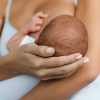 Ternyata, Bayi Tidak Perlu Dibedong saat Menyusu