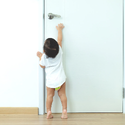 Tiap ke Kamar Mandi Dibuntutin Si Kecil? Karena Ini Alasannya