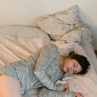 Tidur Tanpa Bantal? Ini Manfaat dan Risikonya!