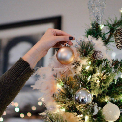 Tips Membereskan Atribut Natal agar Tidak Rusak!