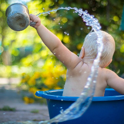 Si Kecil Menolak Mandi? Ini Tipsnya!