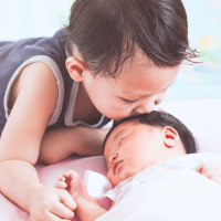 Tips Mengenalkan Adik Bayi ke Balita