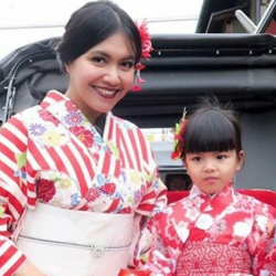 Bagaimana Menguatkan Hati Jika si Kecil Didiagnosis Penyakit Berat seperti Anak Denada?