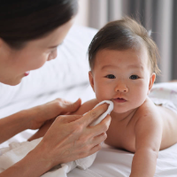 Tips Praktis Menjaga Kebersihkan Kulit Wajah Bayi