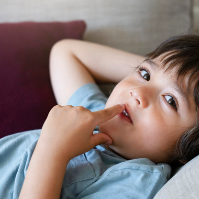 Tips Mengatasi Anak yang Suka Menggigit Kuku