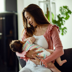 Trik dan Posisi Menyusui Jika Memiliki Payudara Besar