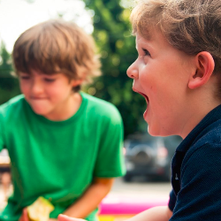 Umur Kakak dan Adik Berdekatan, Kenapa Tidak?