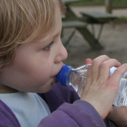 Mums, Waspada Dehidrasi pada Si Kecil!