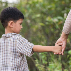 Ini yang Harus Dilakukan saat Anak Tantrum di Tempat Ramai